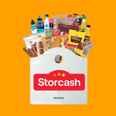 En hvit bærepose med Storcash-logo full av varer til kiosk, brus, pølser, vafler og ketchup